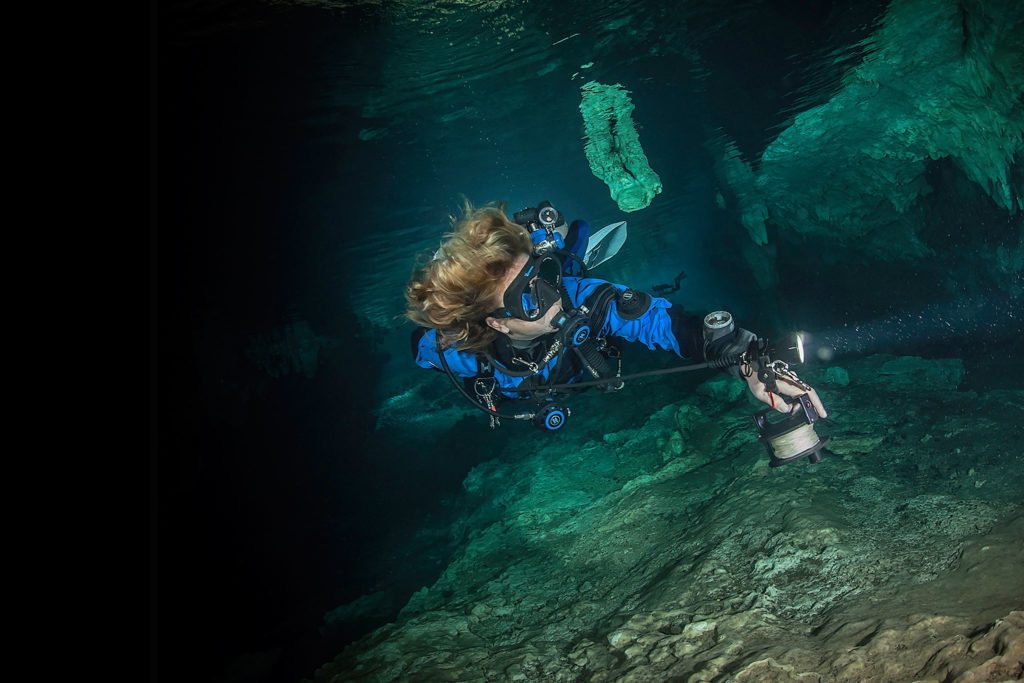 צוללת במערה