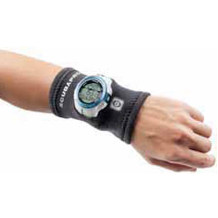 תמונת השרוול על הזרוע עם מחשב