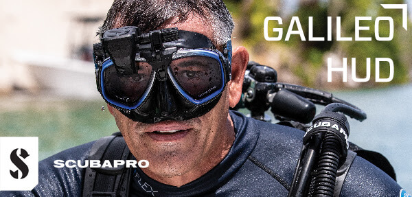 צולל עם מחשב ה HUD על המסיכה