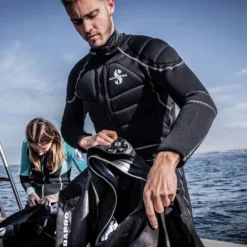 K2 EXTREME - אווירה צולל מעל המים לבוש בחליפה ומארגן ציוד צלילה