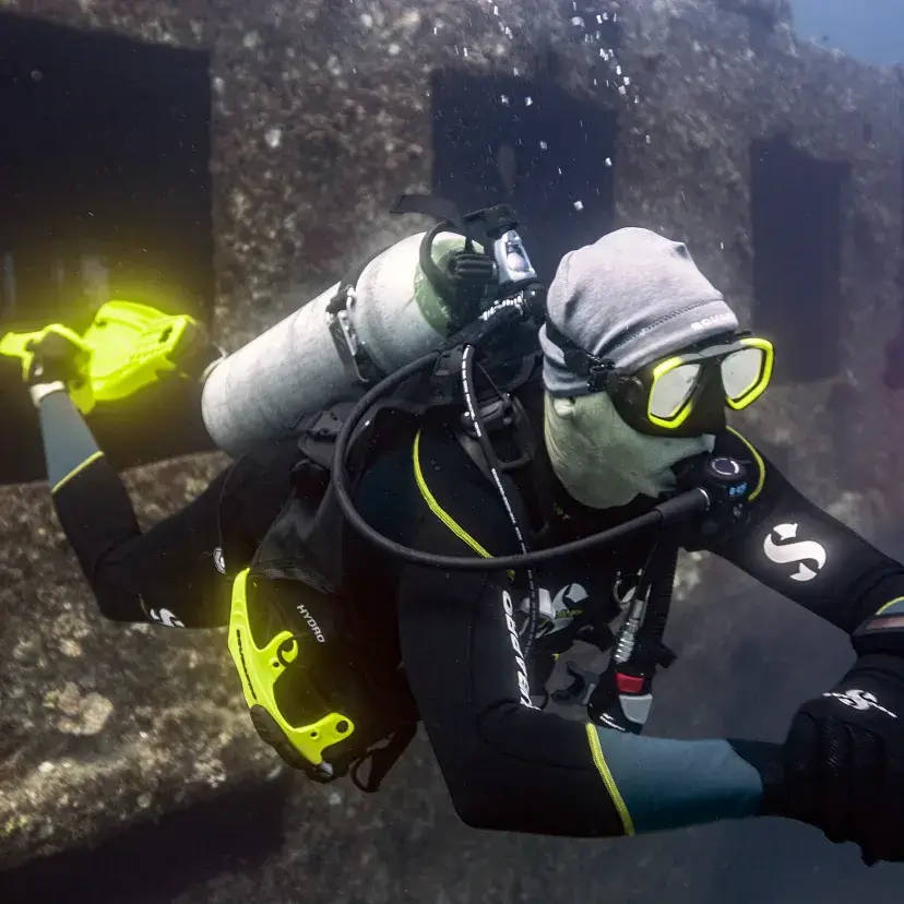 Male diver navigating underwater with Sport Steamer 5mm