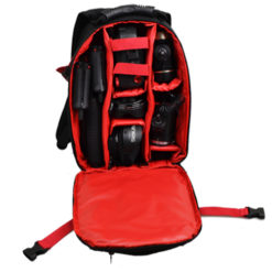 התיק פתוח בחלק הרטוב, מקום למצלמה ולעדשות וציוד רטוב נוסף