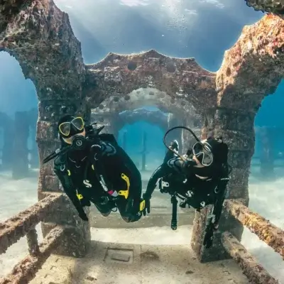 MK25 EVO BLACK TECH G260 CARBON BLACK TECH - צולל וצוללת במבנה תת מימי עם ציוד צלילה מלא והווסתים