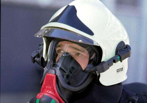 כיבוי אש - כבאי עם ציוד כיבוי