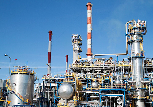 תעשיה -תמונה של מפעל עם צינורות גז