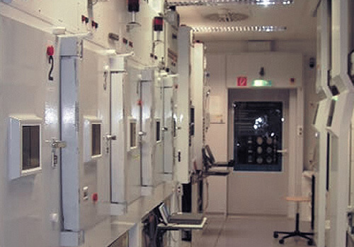 מתקן רפואי עם מערכות בקרה