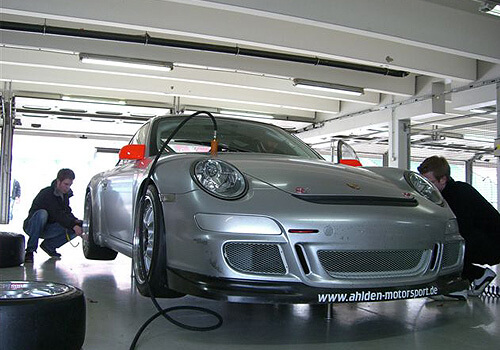 מכונית ספורט במוסך ד