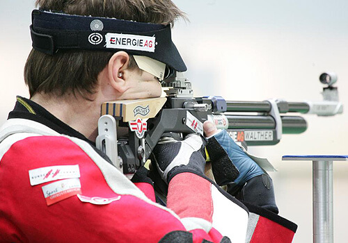 אדם אוחז ברובה אווויר