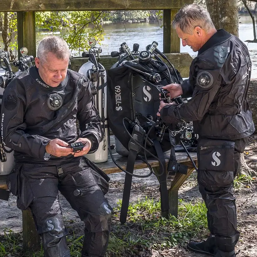 צוללים טכניים משתמשים בטבעות D לאבטחת ציוד