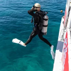Everflex Yulex Dive Steamer - צולל מבצע כניסת צעד ענק מסירה אל מים כחולים בציוד צלילה מלא