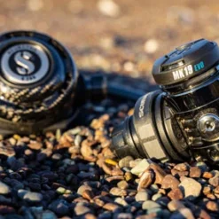 ווסת Scubapro בציפוי Black Tech מונח על חלוקי אבן - ביצועים מובילים