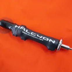 תקריב מחבר הניפוח של מצוף הסימון עם כיתוב Halcyon