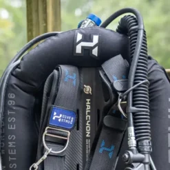 מערכת מאזן של Halcyon עם בקפלייט קרבון בצילום בחוץ