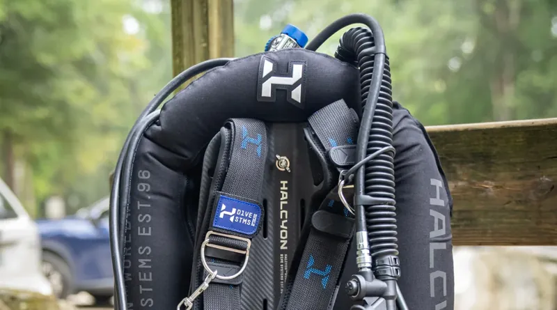 מערכת מאזן של Halcyon עם בקפלייט קרבון בצילום בחוץ