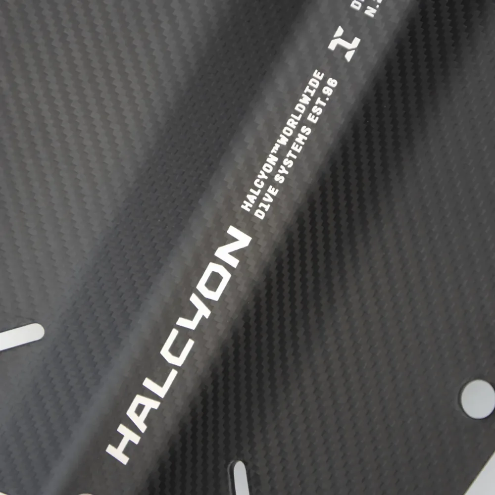 תקריב של משטח סיבי הקרבון עם הדפס Halcyon