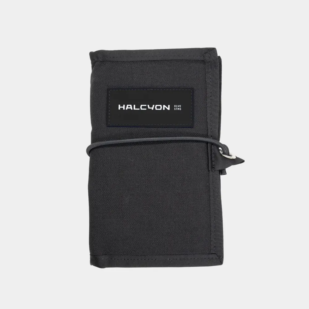 מחברת הצלילה של Halcyon על רקע אפור