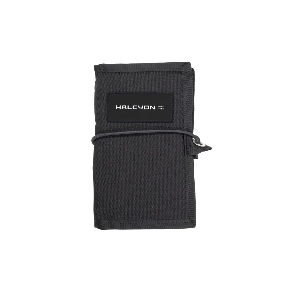 מחברת תת-ימית Halcyon Diver's Notebook שחורה וסגורה עם מיתר גומי