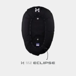 כנף Eclipse של Halcyon עם לוגו הדגם מתחתיה
