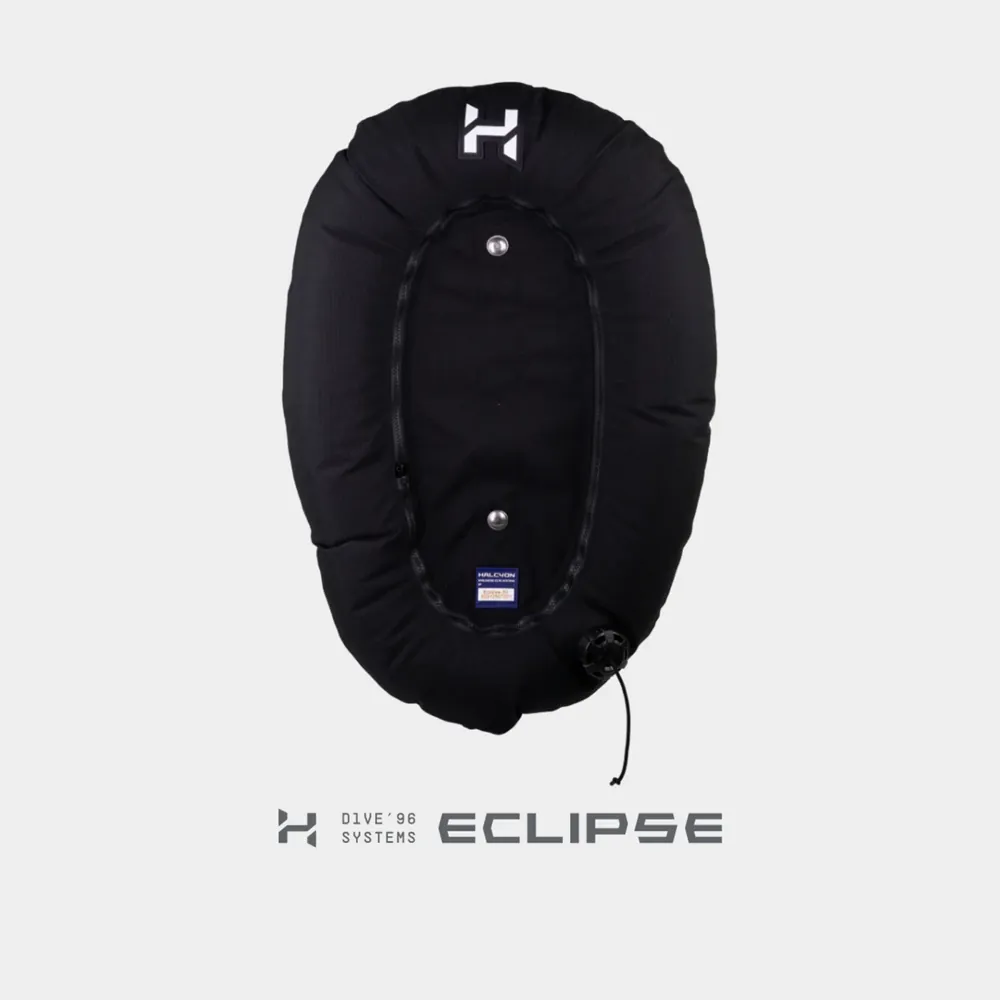 כנף Eclipse של Halcyon עם לוגו הדגם מתחתיה