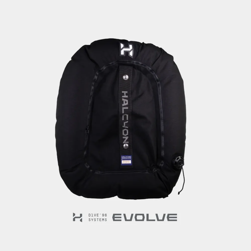 כנף Halcyon Evolve עם לוגו EVOLVE מתחתיה