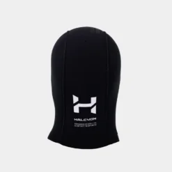 ברדס הצלילה של Halcyon במבט מאחור עם סמל המותג