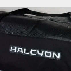 תקריב של סמל Halcyon מתחת לדופן הרשת בתיק