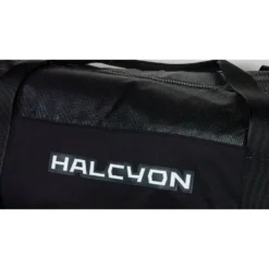תקריב של דופן הרשת בתיק Halcyon, סמל המותג וידיות הנשיאה