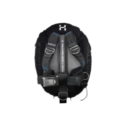 מערכת Halcyon Pro BC System במבט מאחור, עם כנף שחורה, גב מסיבי פחמן, ריפוד אפור, רתמה ומתאם למכל