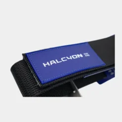 תקריב של תג Halcyon הכחול על רצועת המכל