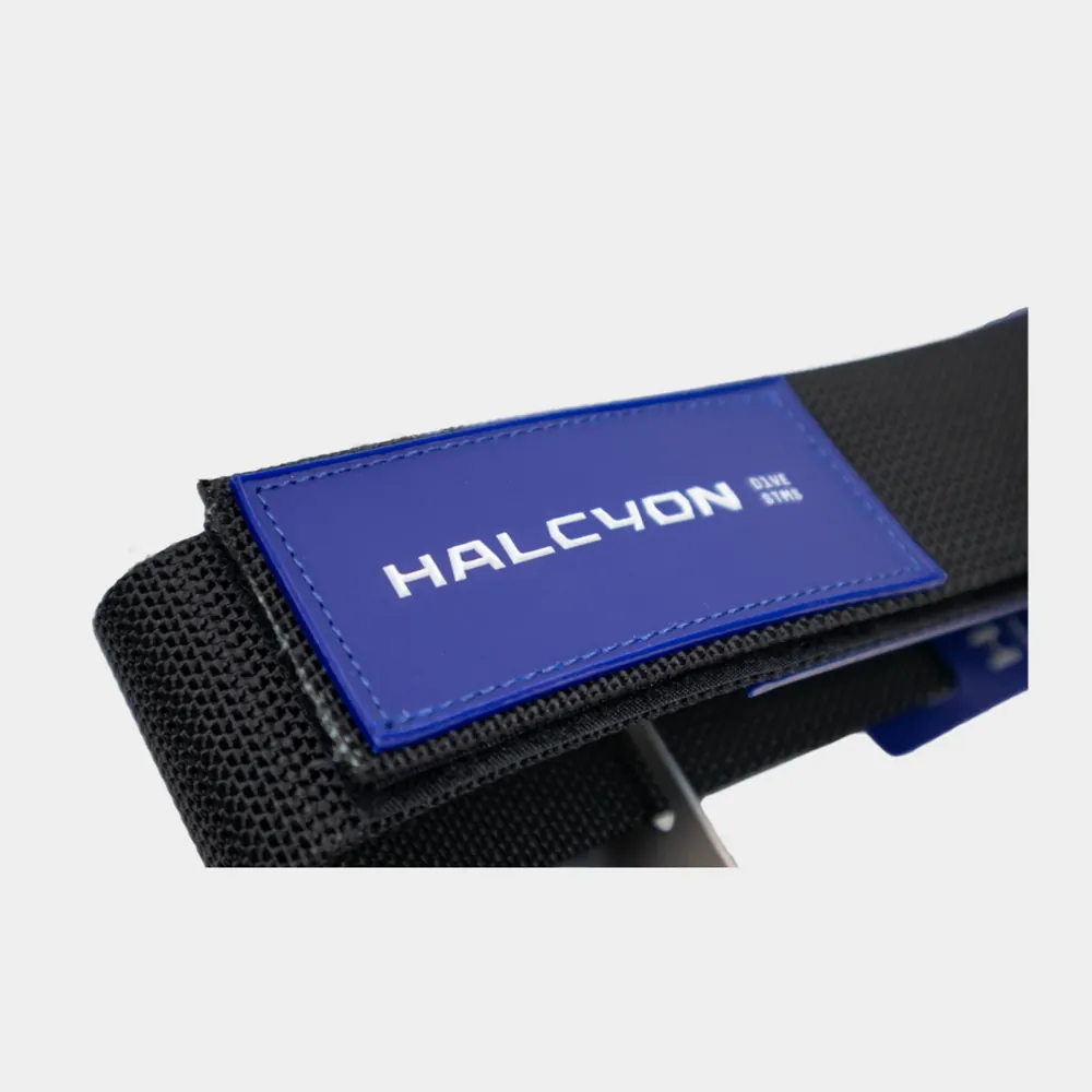 תקריב של תג Halcyon הכחול על רצועת המכל