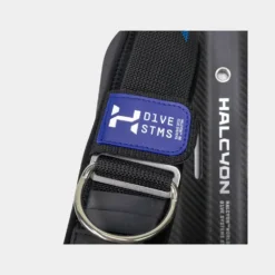 תקריב רפידת כתף של Halcyon עם טבעת D וסמל המותג