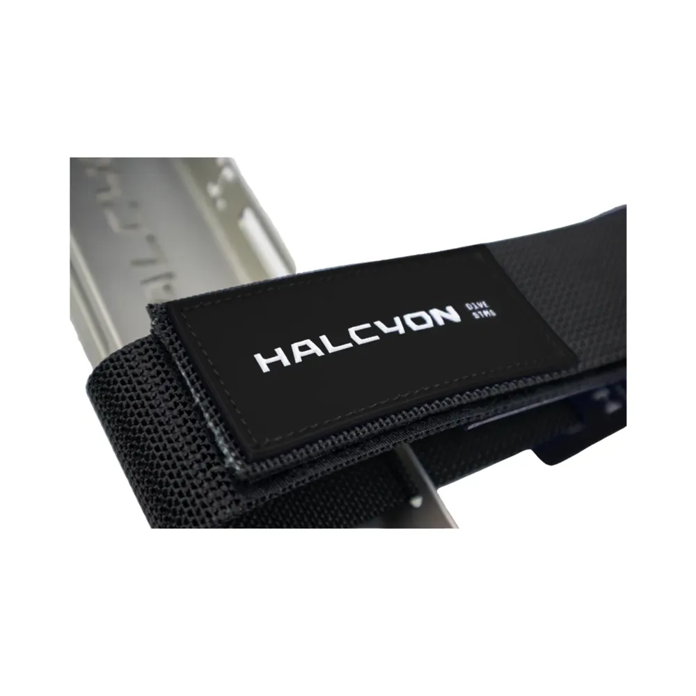 תקריב רצועת מכל עם תג Halcyon על המתאם