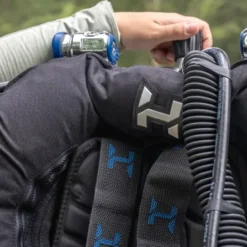תקריב של ידיים על מערכת Halcyon למכלים כפולים