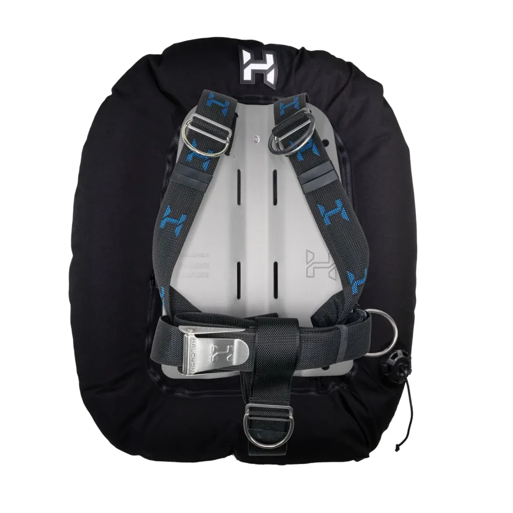 מערכת Halcyon Standard Doubles BC System במבט מאחור, עם כנף שחורה, בקפלייט אלומיניום ורתמה