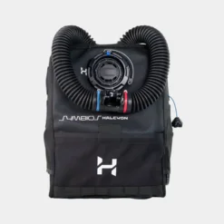 ריבריד'ר החזה Halcyon Symbios Rebreather במבט מלפנים, עם צינורות הנשימה והפייה