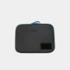 תיק Halcyon Voyager Case סגור בצבע שחור עם לוגו המותג ומשטח סקוץ׳ בחזית