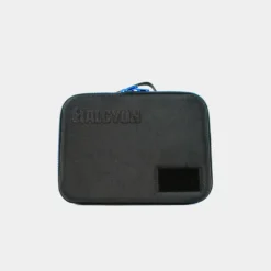תיק Halcyon Voyager Case סגור בצבע שחור עם לוגו המותג ומשטח סקוץ׳ בחזית