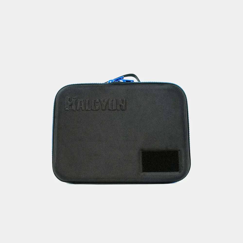 תיק Halcyon Voyager Case סגור בצבע שחור עם לוגו המותג ומשטח סקוץ׳ בחזית