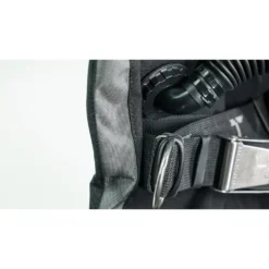 תקריב של אבזם הרתמה במערכת הסיידמאונט