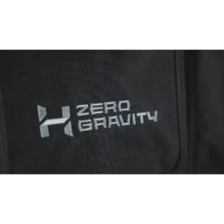 תקריב של סמל ZERO GRAVITY על המערכת