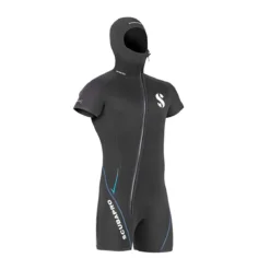 ווסט Definition Vest 6mm לגברים במבט מלפנים, שחור עם עיטורים כחולים וכובע מחובר