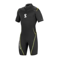 חליפת שורטי Definition Shorty 2.5mm לגברים במבט מלפנים, שחורה עם עיטורים צהובים