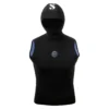 ווסט Everflex YULEX Hooded Vest 5/3 שחור במבט קדמי, עם סמל לבן על הכובע, תג יולקס עגול על החזה ובטנה כחולה בפתחי הזרועות