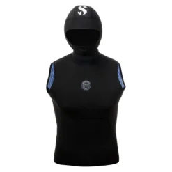 ווסט Everflex YULEX Hooded Vest 5/3 שחור במבט קדמי, עם סמל לבן על הכובע, תג יולקס עגול על החזה ובטנה כחולה בפתחי הזרועות