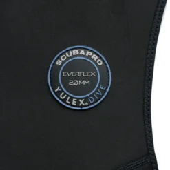 תקריב סמל יולקס על חזה בגד הים Everflex YULEX Swimsuit 2mm עם ציון עובי 2 מ״מ