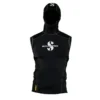 ווסט Hybrid Hooded Vest לגברים במבט מלפנים, עם כובע מורם ולוגו SCUBAPRO לבן על החזה