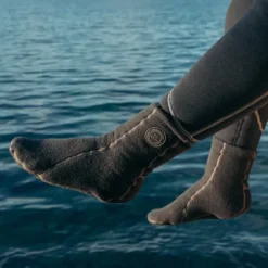 כפות רגליים בגרבי K2 Sock מעל פני המים