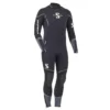 חליפת Sport Steamer 5mm לגברים במבט מלפנים, שחורה עם עיטורים צהובים ופאנלים אפורים בפרקי הידיים ובקרסוליים
