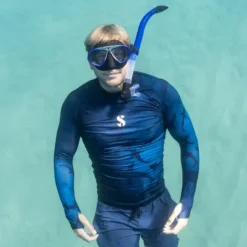 משנרקל לובש חולצת לייקרה בהדפס עור כריש