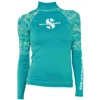 חולצת UPF 50 Rash Guard לנשים בצבע טורקיז עם הדפס קריבי על השרוולים
